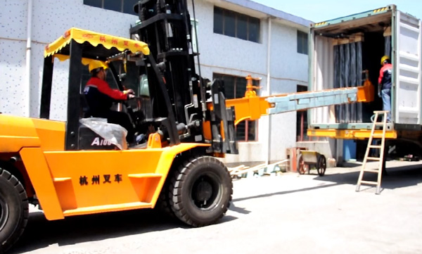 玻璃行業(yè)，杭州叉車串桿屬具卸貨實拍案例